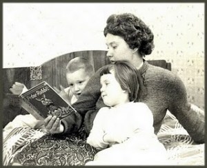 mamma e bimbi che leggono